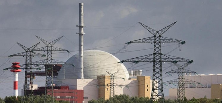 GREENPEACE Nuclear Power Plant BrokdorfAtomkraftwerk AKW Brokdorf