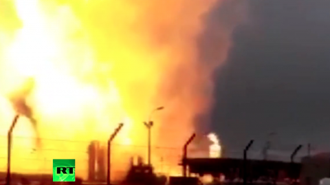Still uit RT video youtube ' Gas explosion: 1 dead, 18 injured at major facility in Austria'